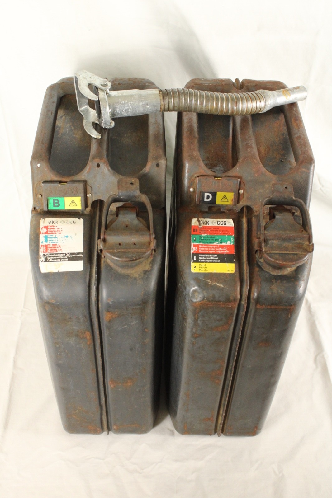 Treibstoff Feuergefährlich 20L German Metal Jerry Can WWII Set Lot of 2 & Spout