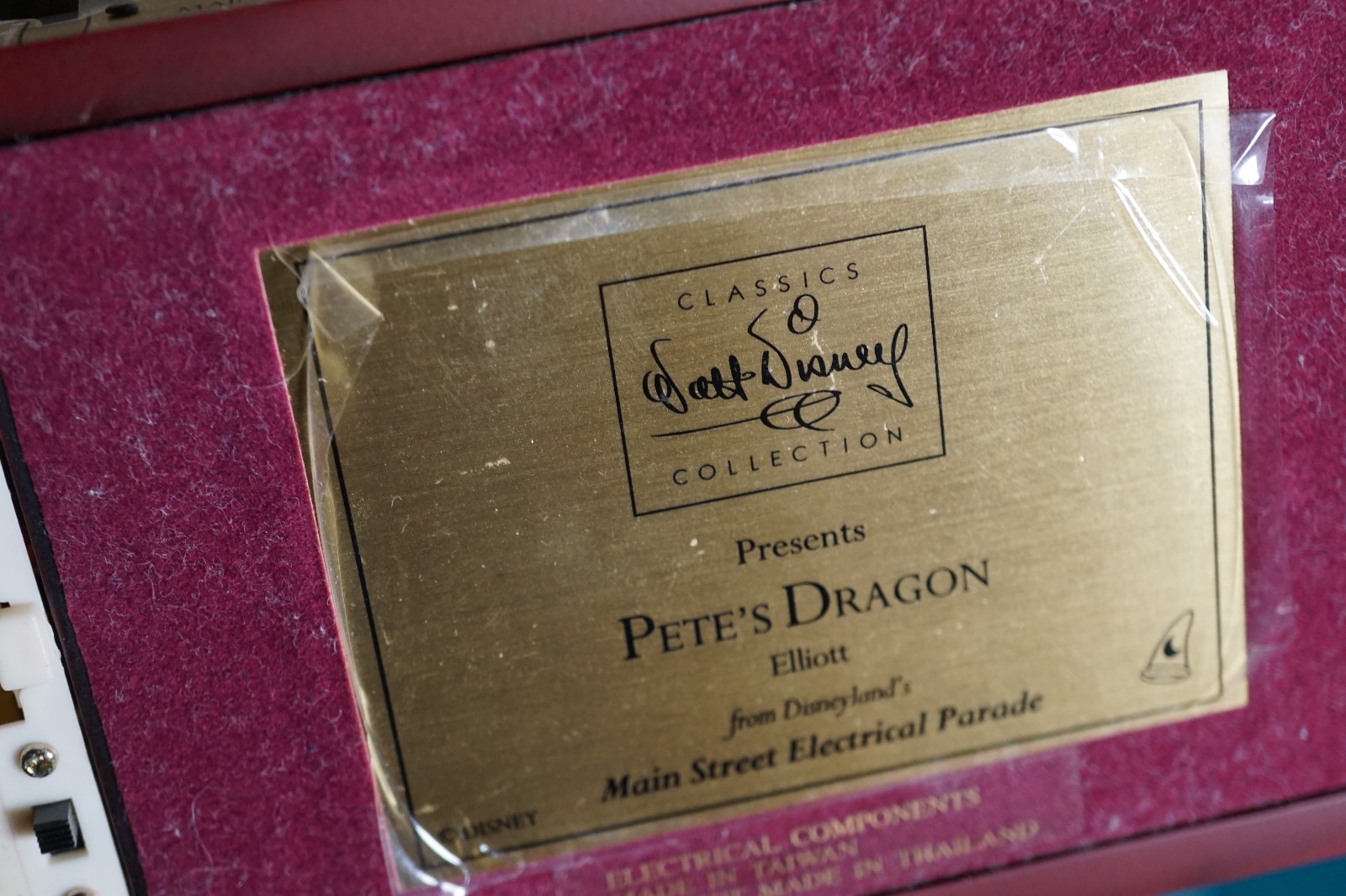 Disney WDCC413840 Main Street Electrical Parade Pete’s Dragon Elliott Figure