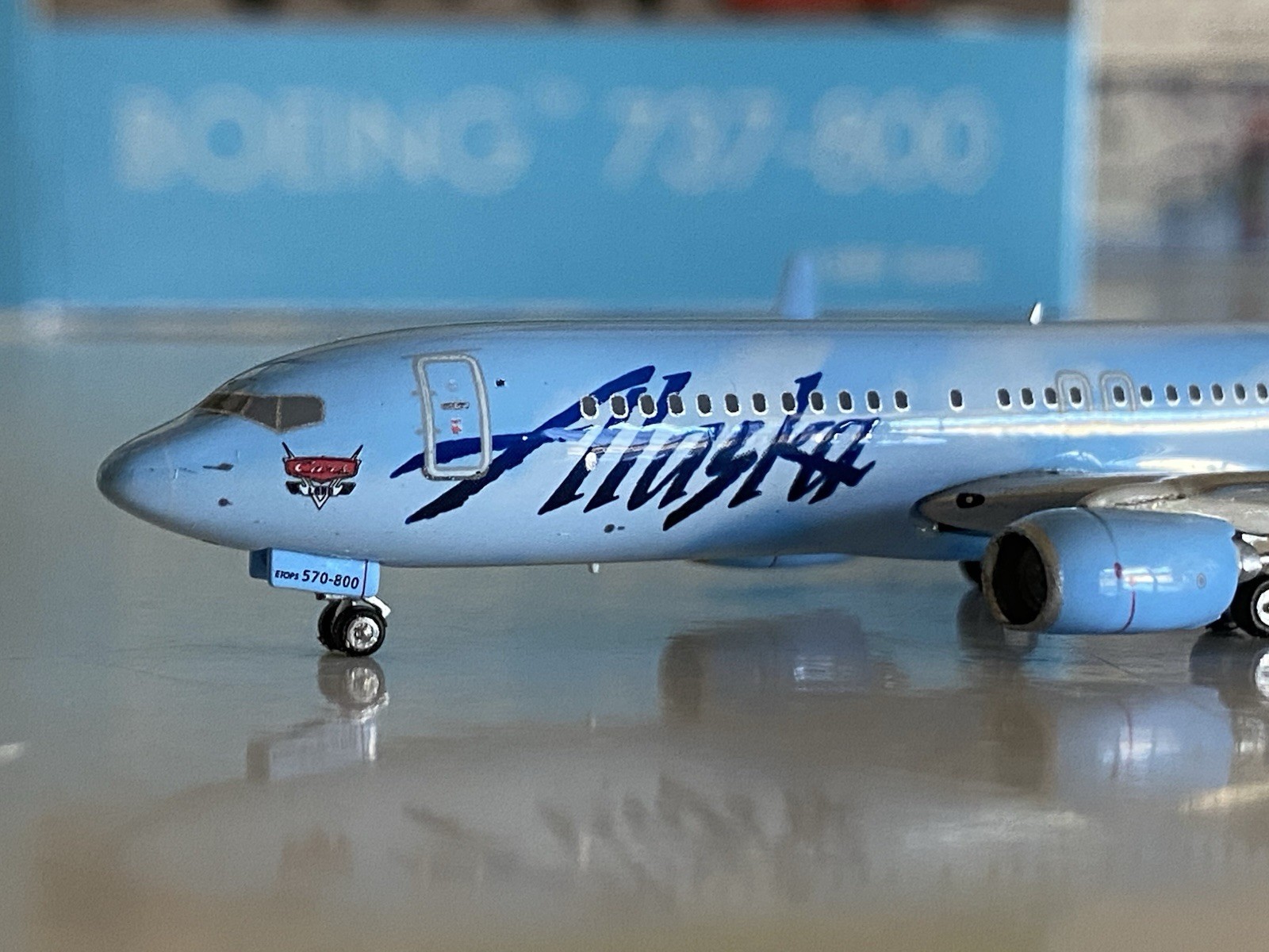 Phoenix Models Alaska Airlines Boeing 737-800 1:400 N570AS PH404060 Disney Cars