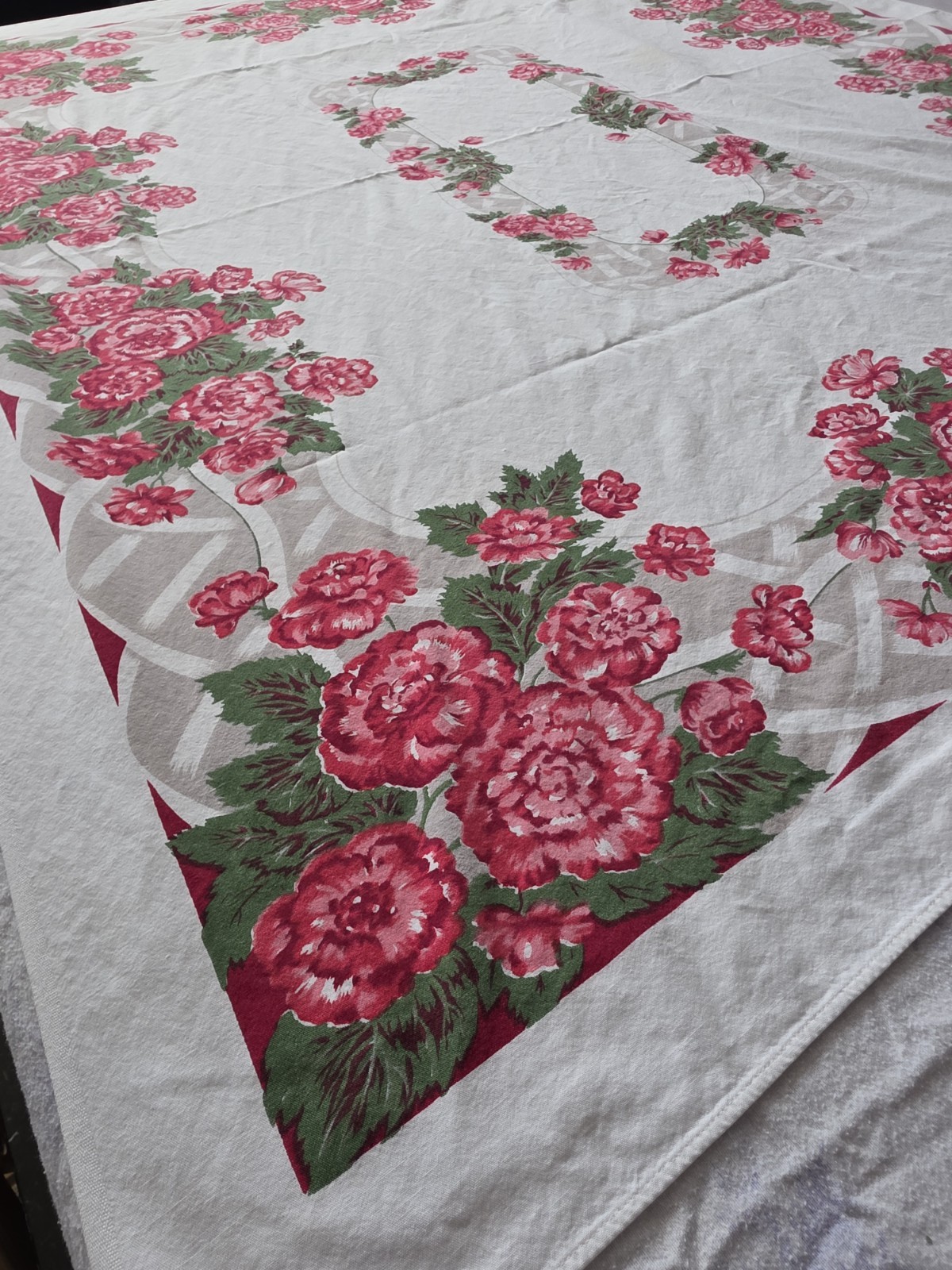 1950s Vintage Rose Vine Linen Tablecloth. 58×51.