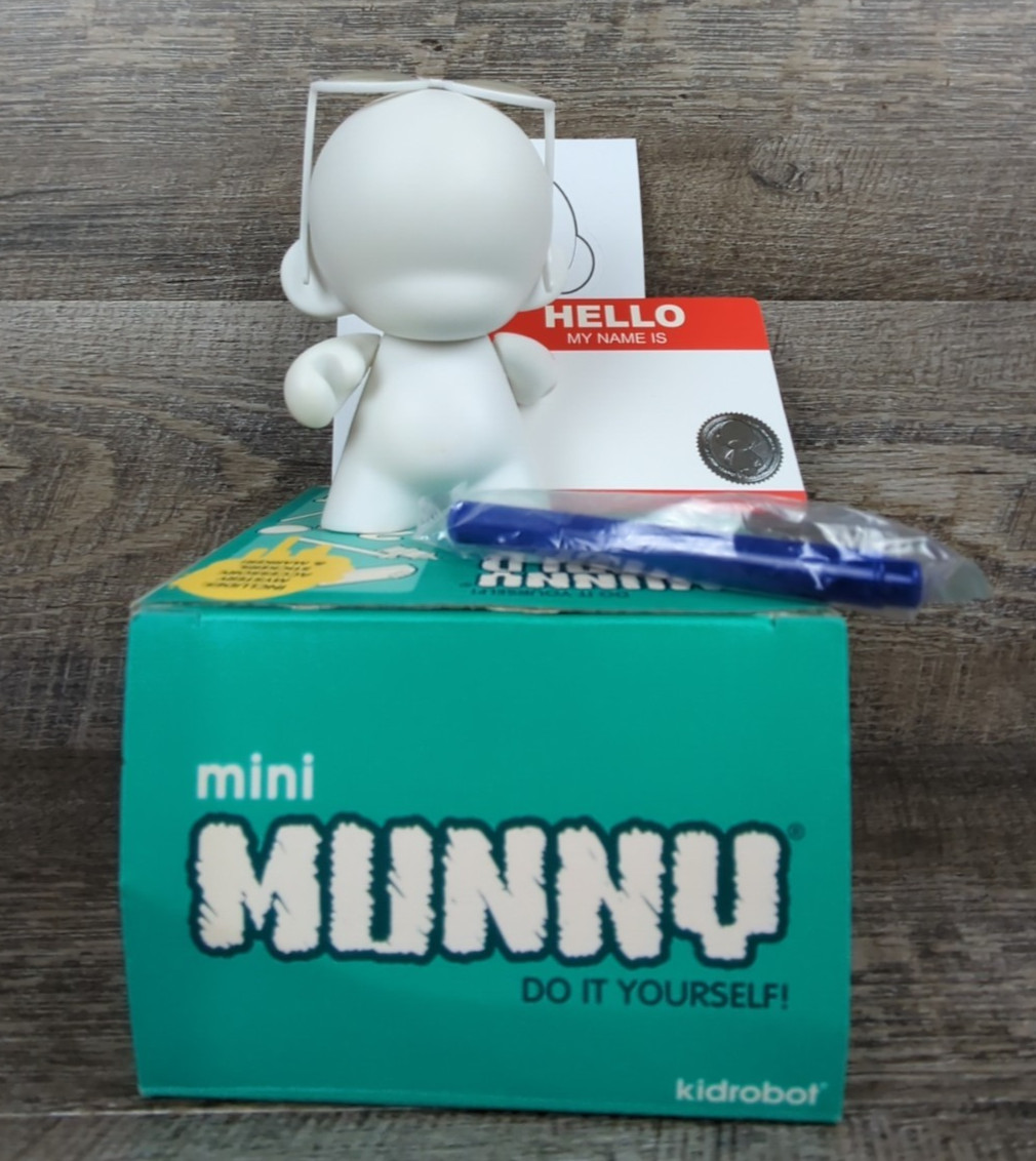 Kidrobot Original 2008 Mini Munny 4″ DIY Vinyl Toy White With Accessories & Box