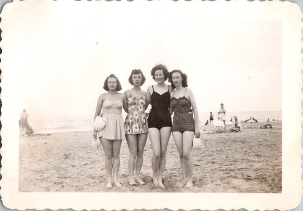 Vtg 1940s 1950s Snapshot Photo 4 Women Friends Girls in Swimsuits at Beach