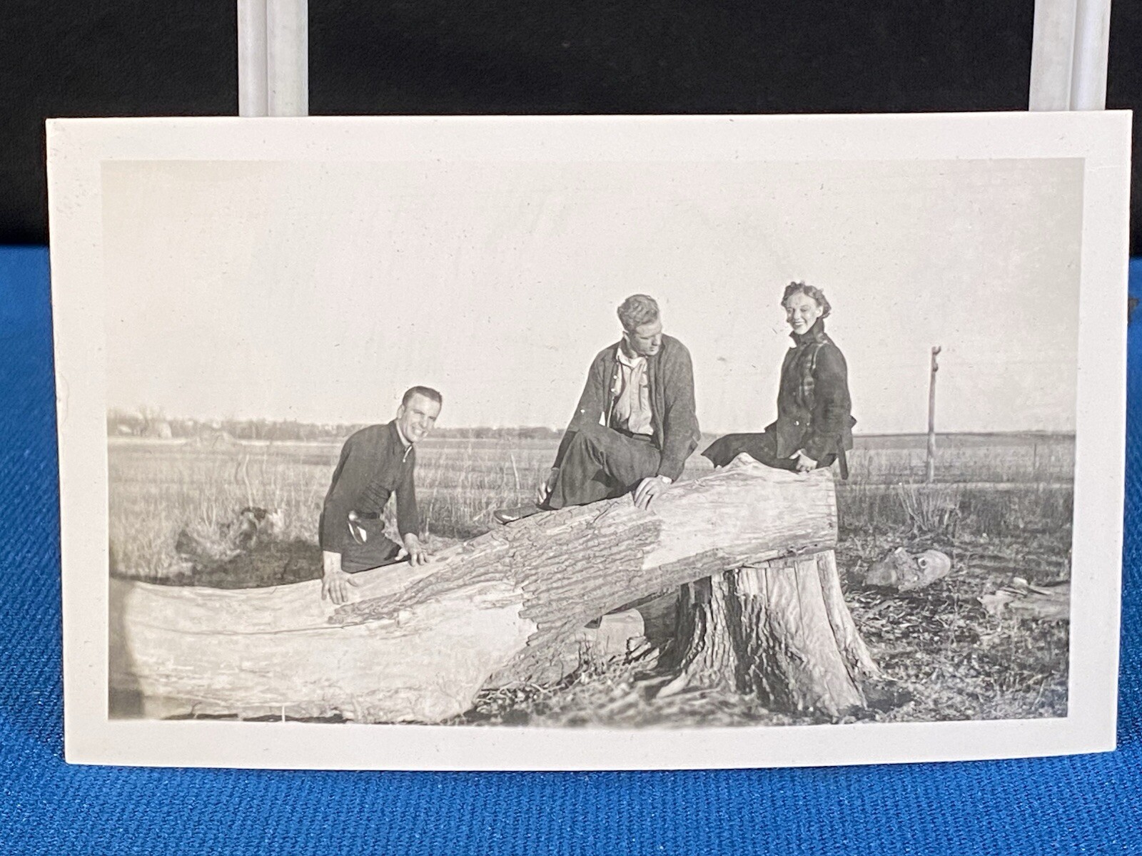 Young Adults Rural Aurora Nebraska c. 1940 VTG Photo Lt#18