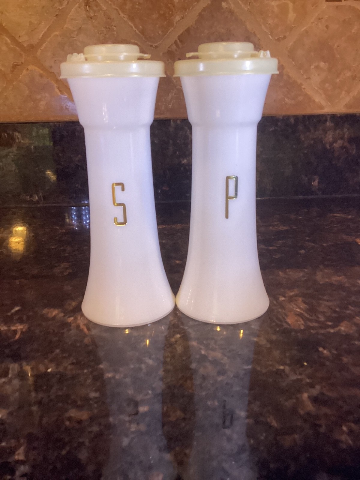 Vintage Tupperware 6″ Large Hourglass Salt & Pepper Shakers~Excellent Condition