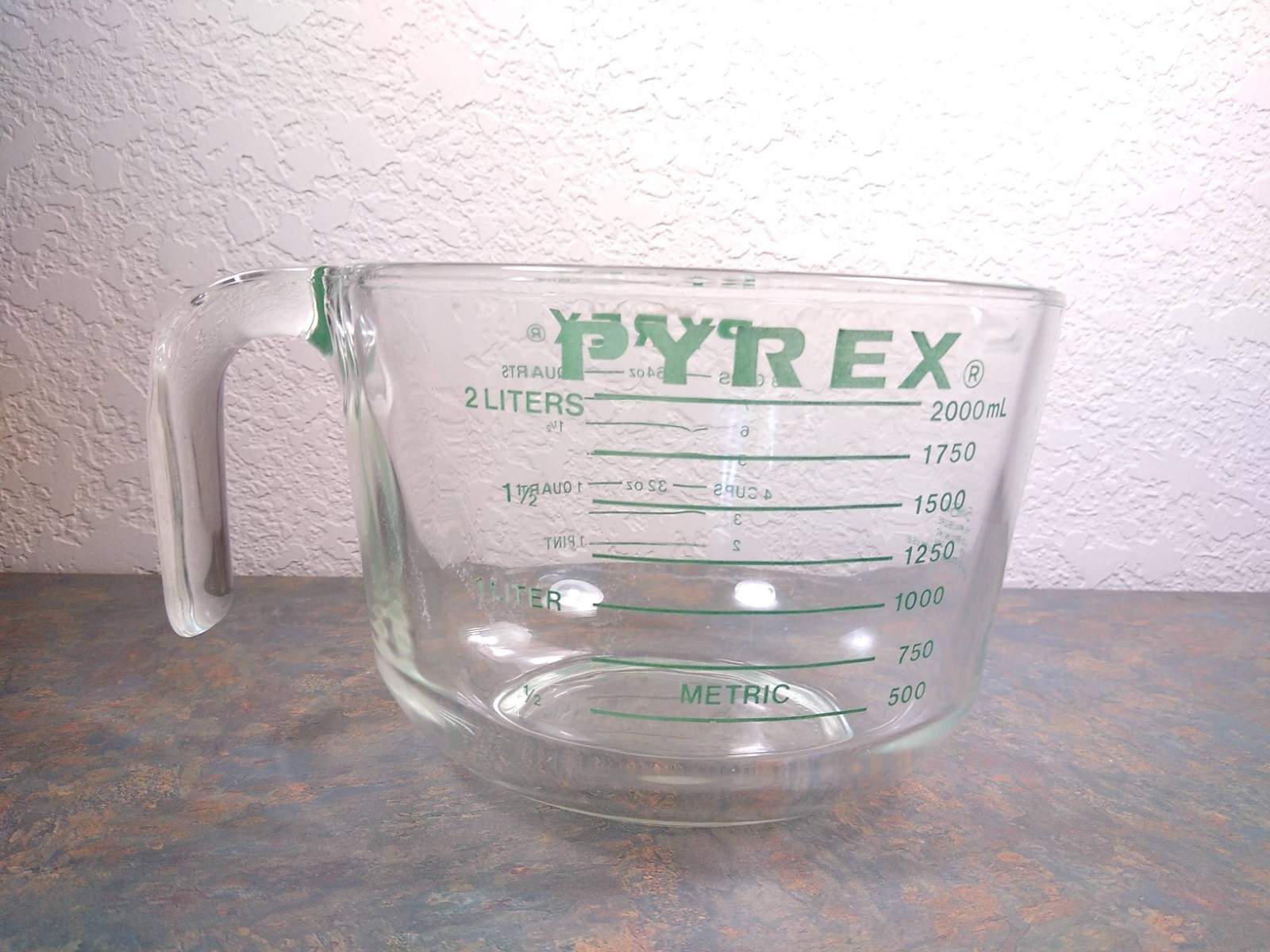 vintage pyrex 2 QUARTS 8 cup 64 ounce MEASURING BOWL green glass clear
