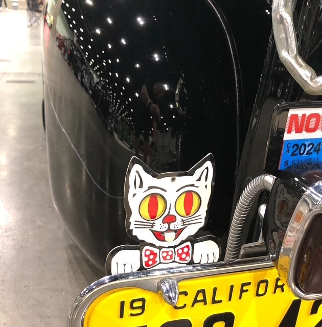 KITTY CAT LICENSE PLATE TOPPER METAL TIN FULLY COLOFUL CAR TRUCK OR BIKE.