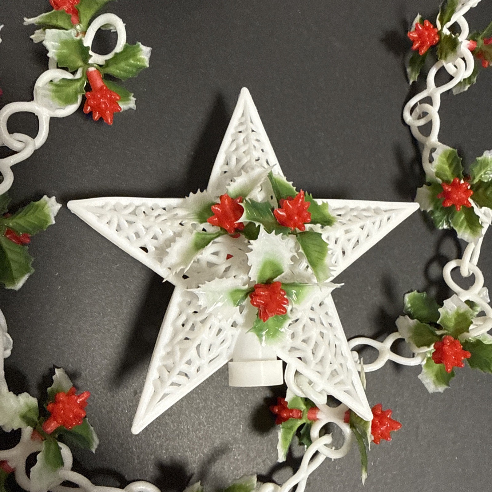 VINTAGE CHRISTMAS PLASTIC GARLAND WHITE LATTICE STARS HOLLY & BERRY 8.5 Feet MCM