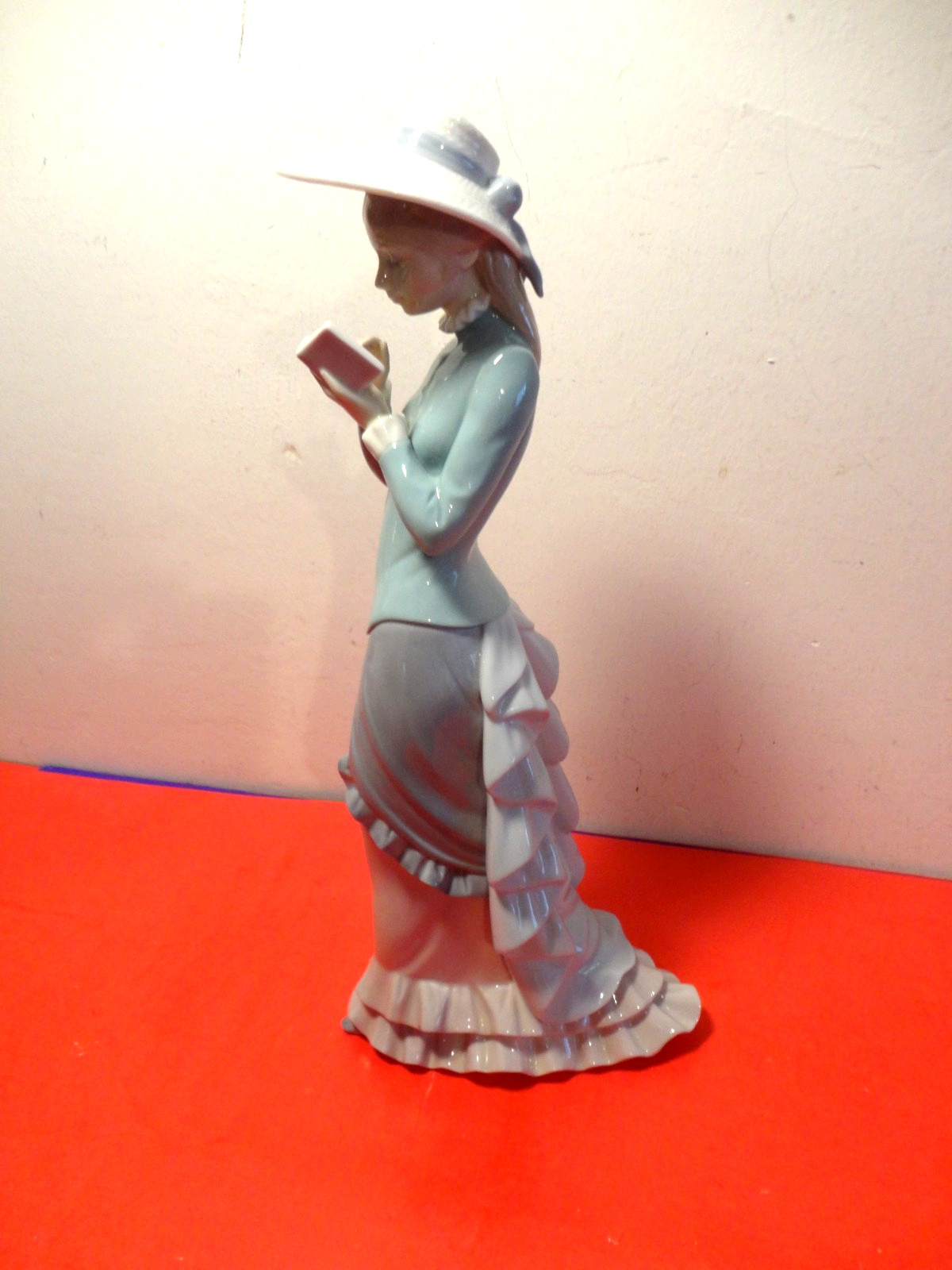 Lladro “Reading” # 5000 Porcelain figurine Made in Spain (14 by 6″)
