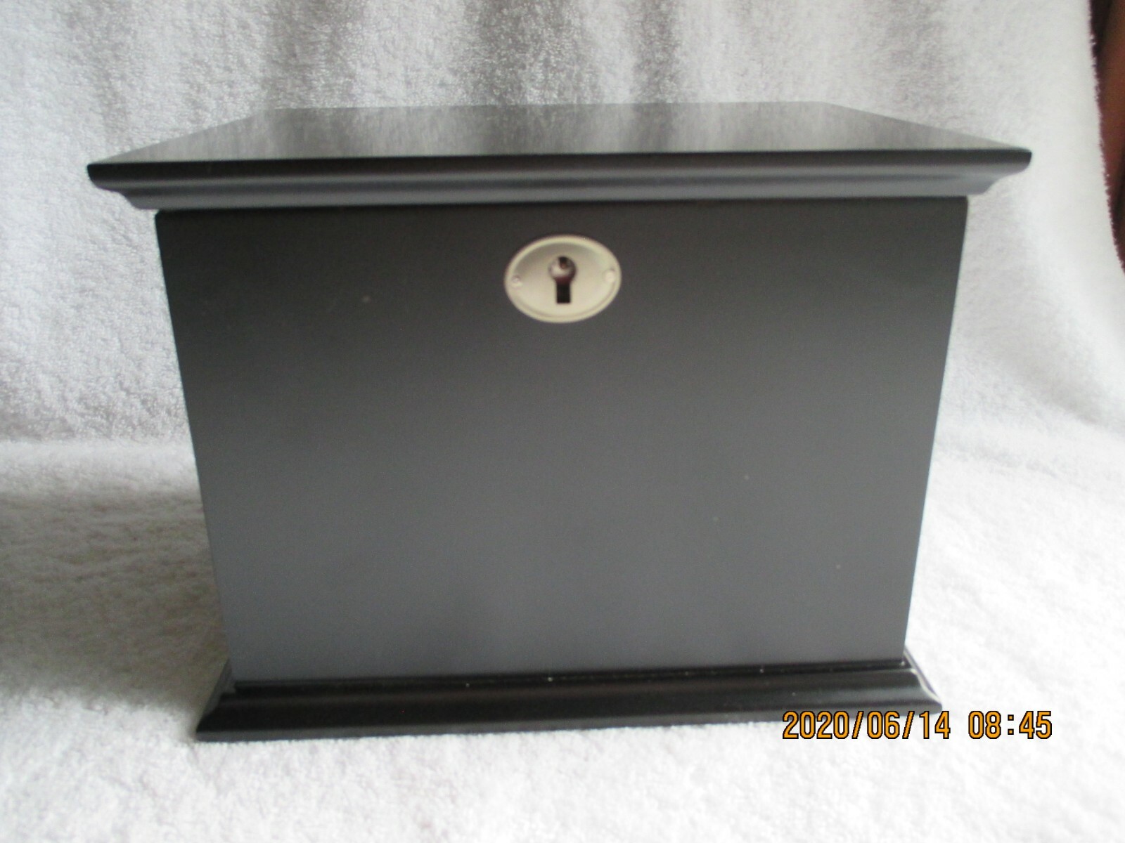 Vintage Things Remembered Wood Keepsake Box 8-3/4″L x 6-3/4″W x 6-1/2″H No Key