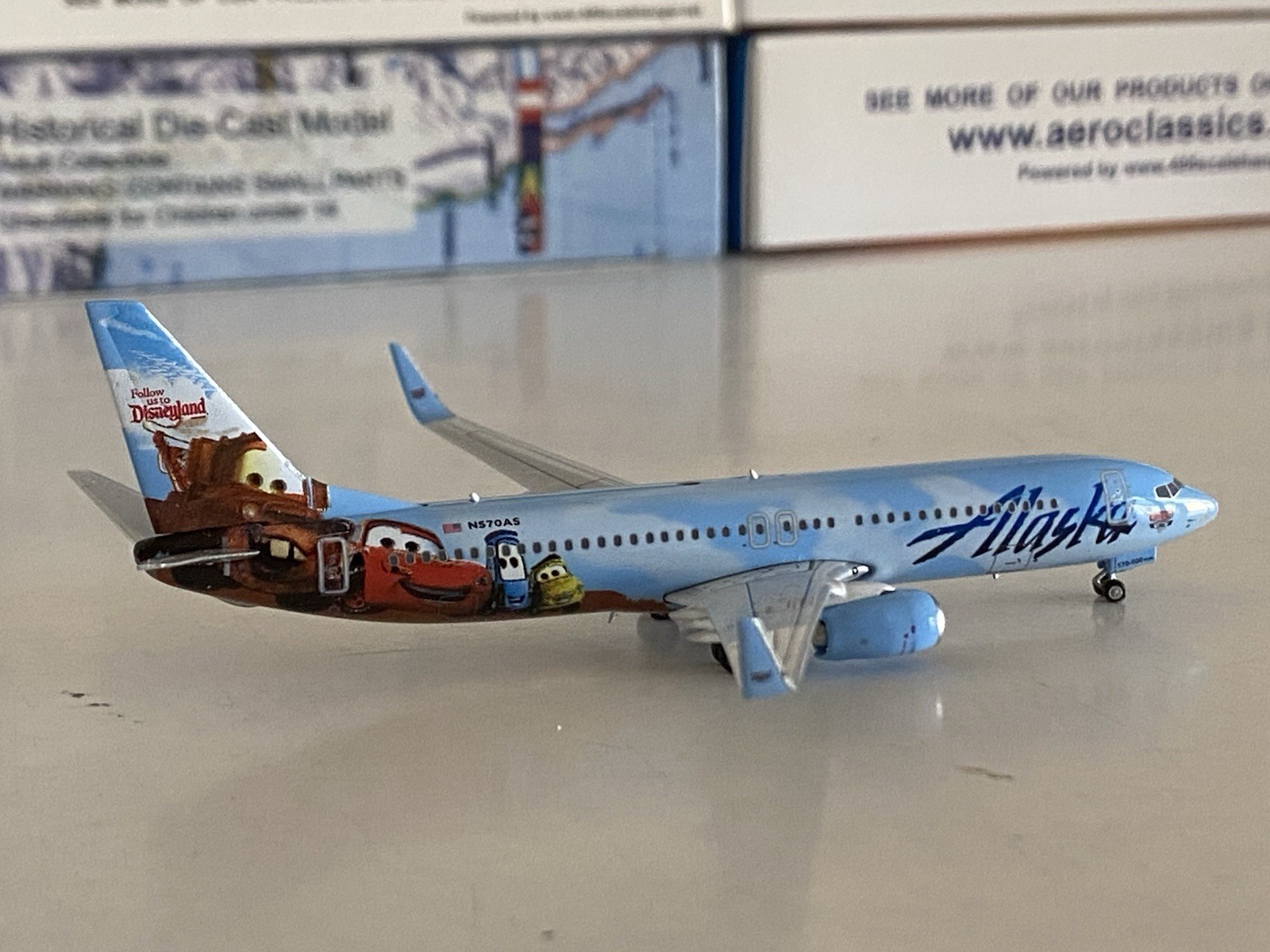 Phoenix Models Alaska Airlines Boeing 737-800 1:400 N570AS PH404060 Disney Cars