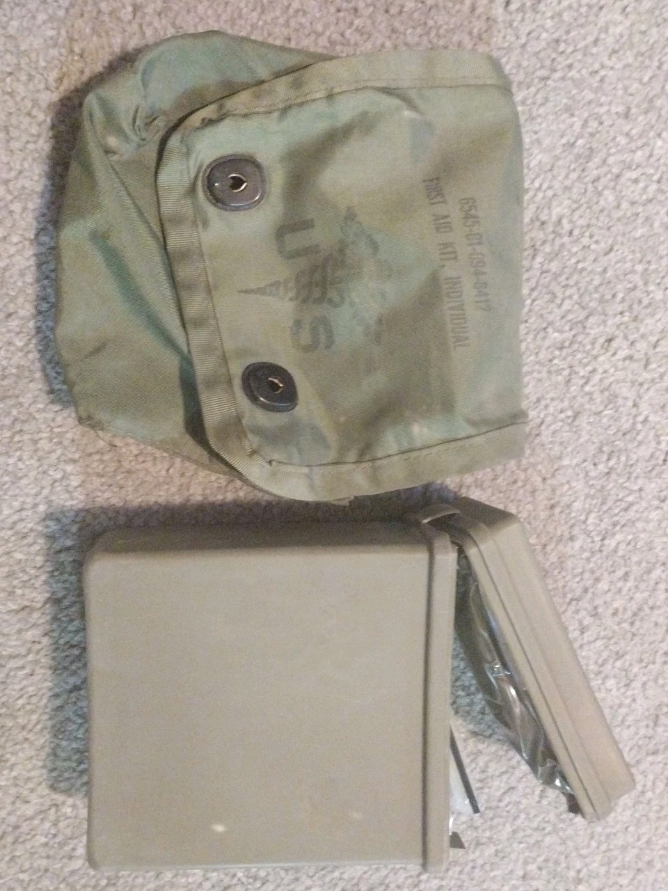 US Military First Aid Kit, Individual 6545-01-094-6142 W/ Clips With Components