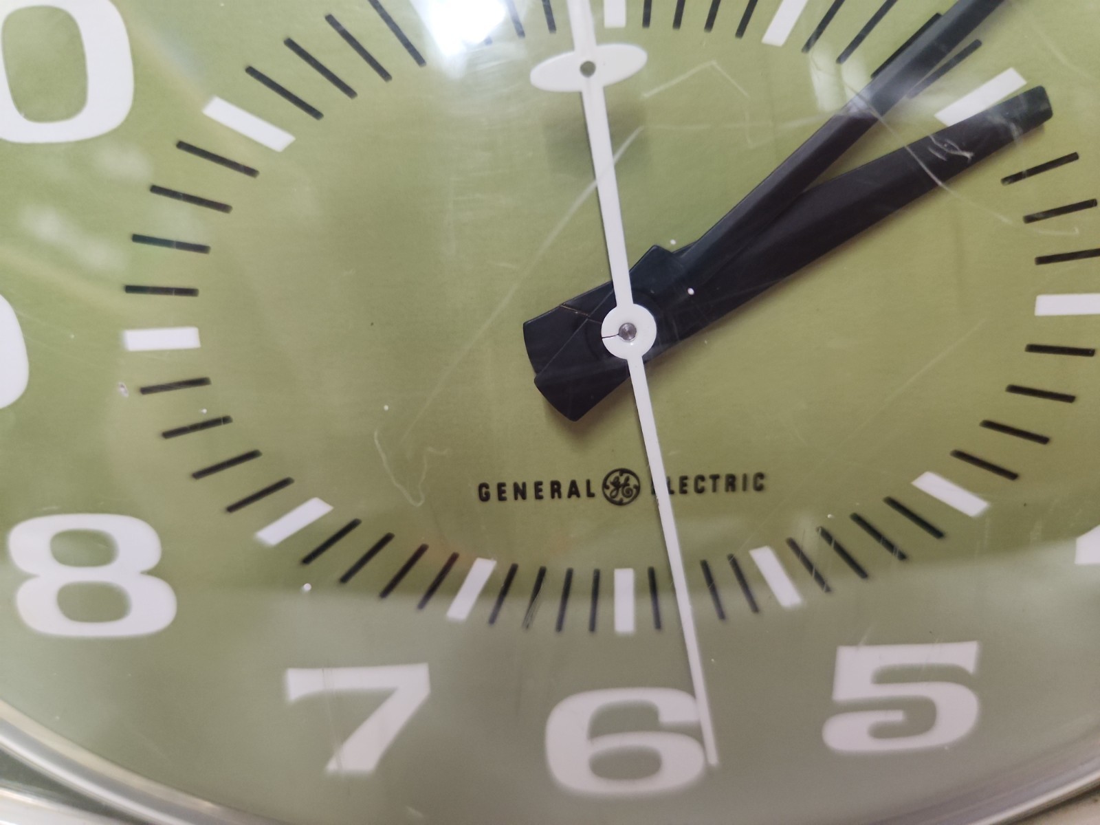 Vintage Kitchen Wall Clock General Electric Avocado Green Retro #2166 Works