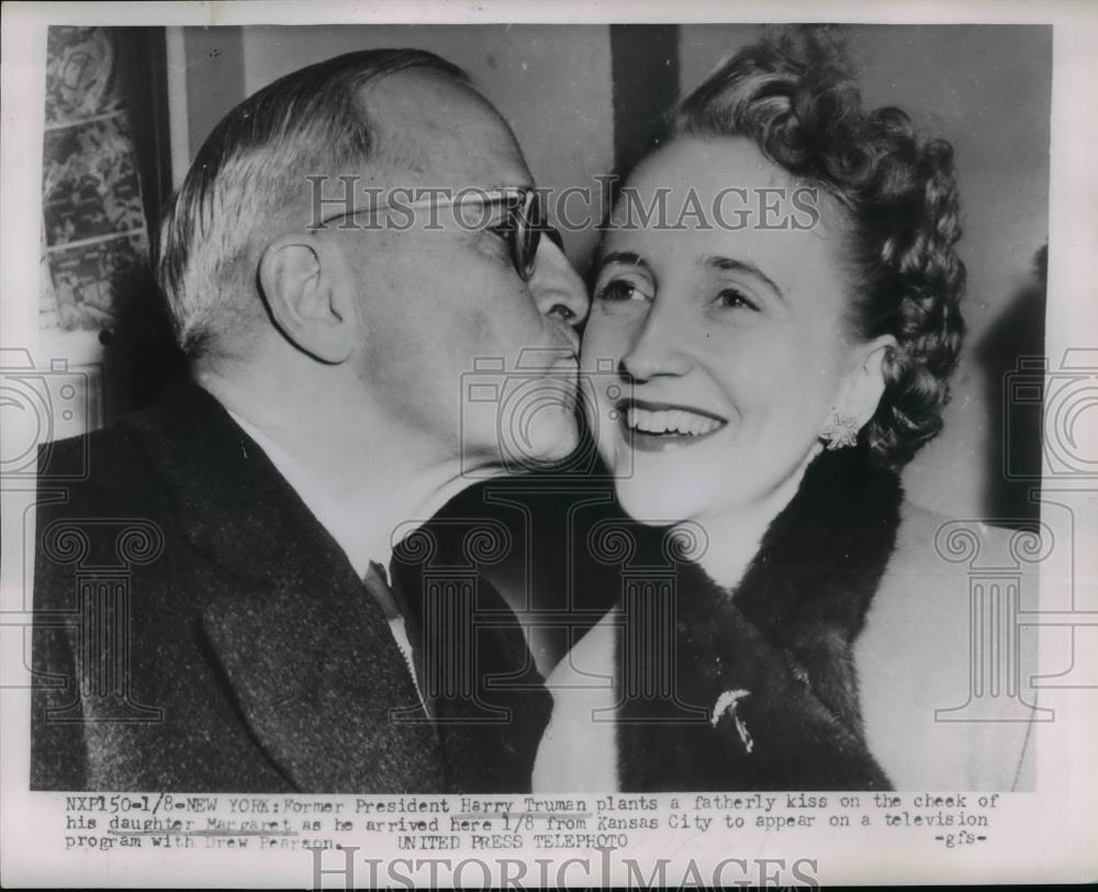 1954 Press Photo President Harry Truman kissed her daughter Margaret – nee91468