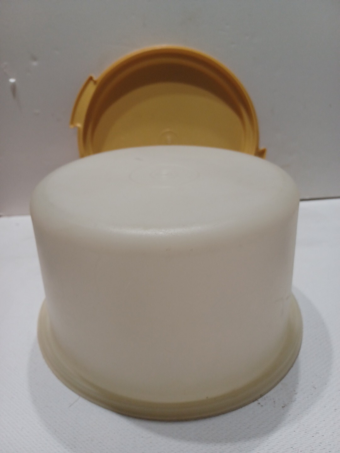 Vintage Tupperware Pie Cake Carrier Harvest Gold 684-7 6″ h