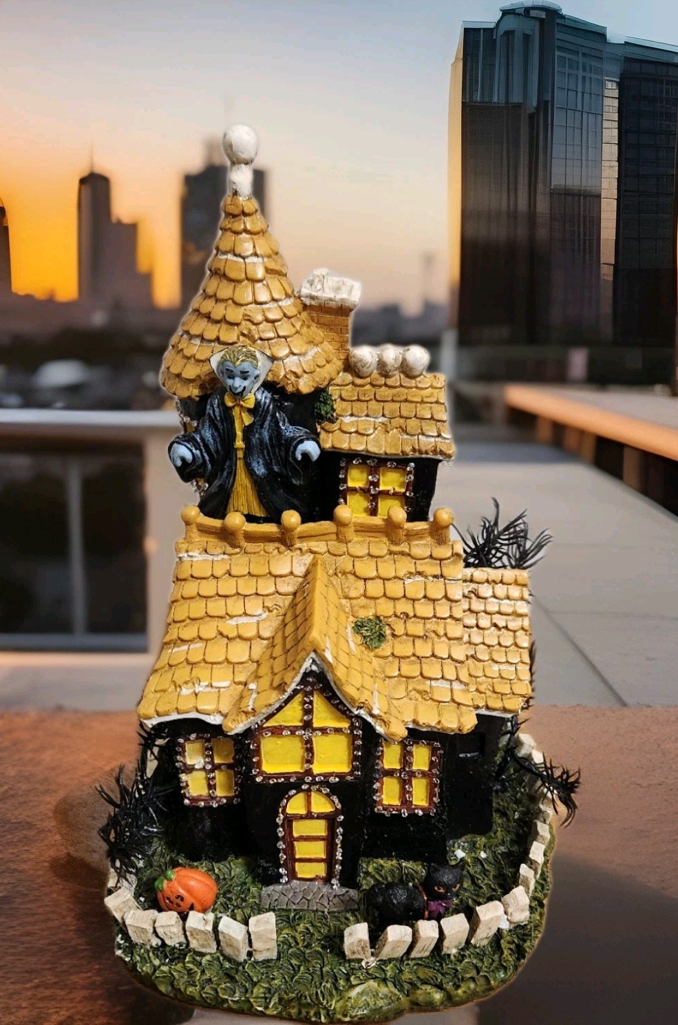Halloween SPOOKYSIDE ESTATES Lighted Village Dracula & Ghost Haunted House Cute