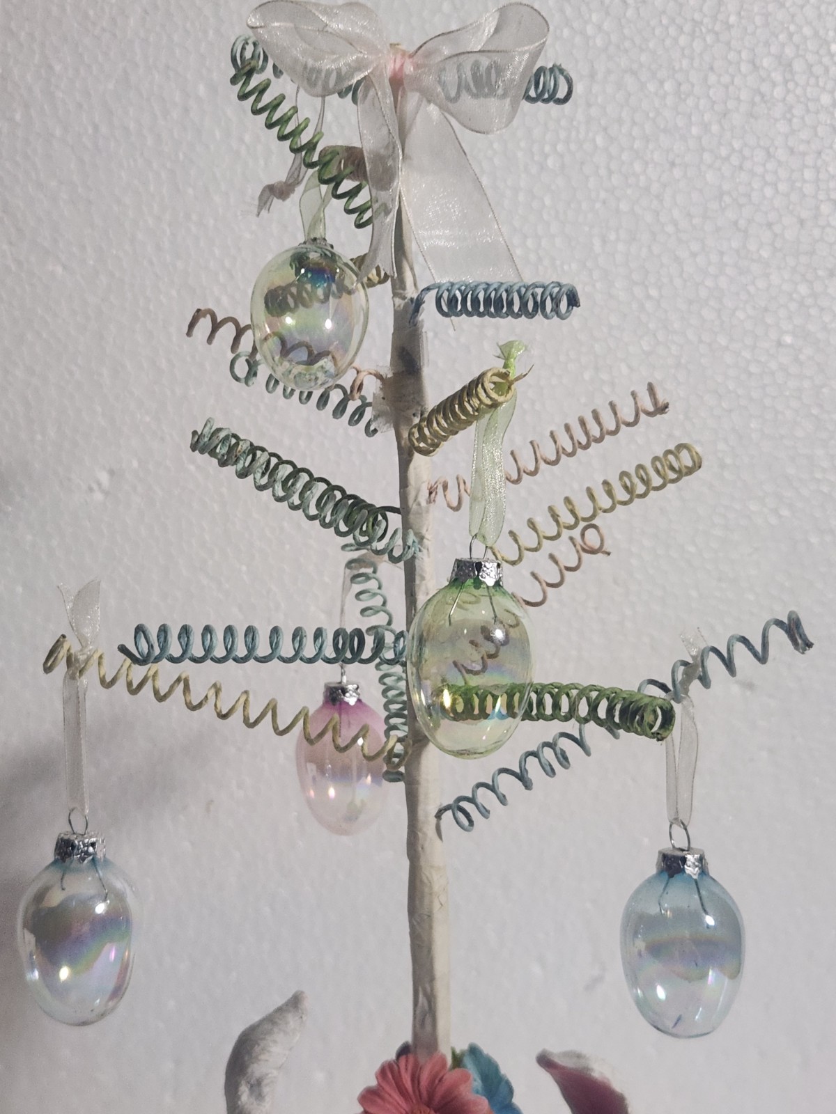 Easter Egg Tree Decoration 2 Cute Resin Bunnies Holding Egg at Base of Tree 14½”