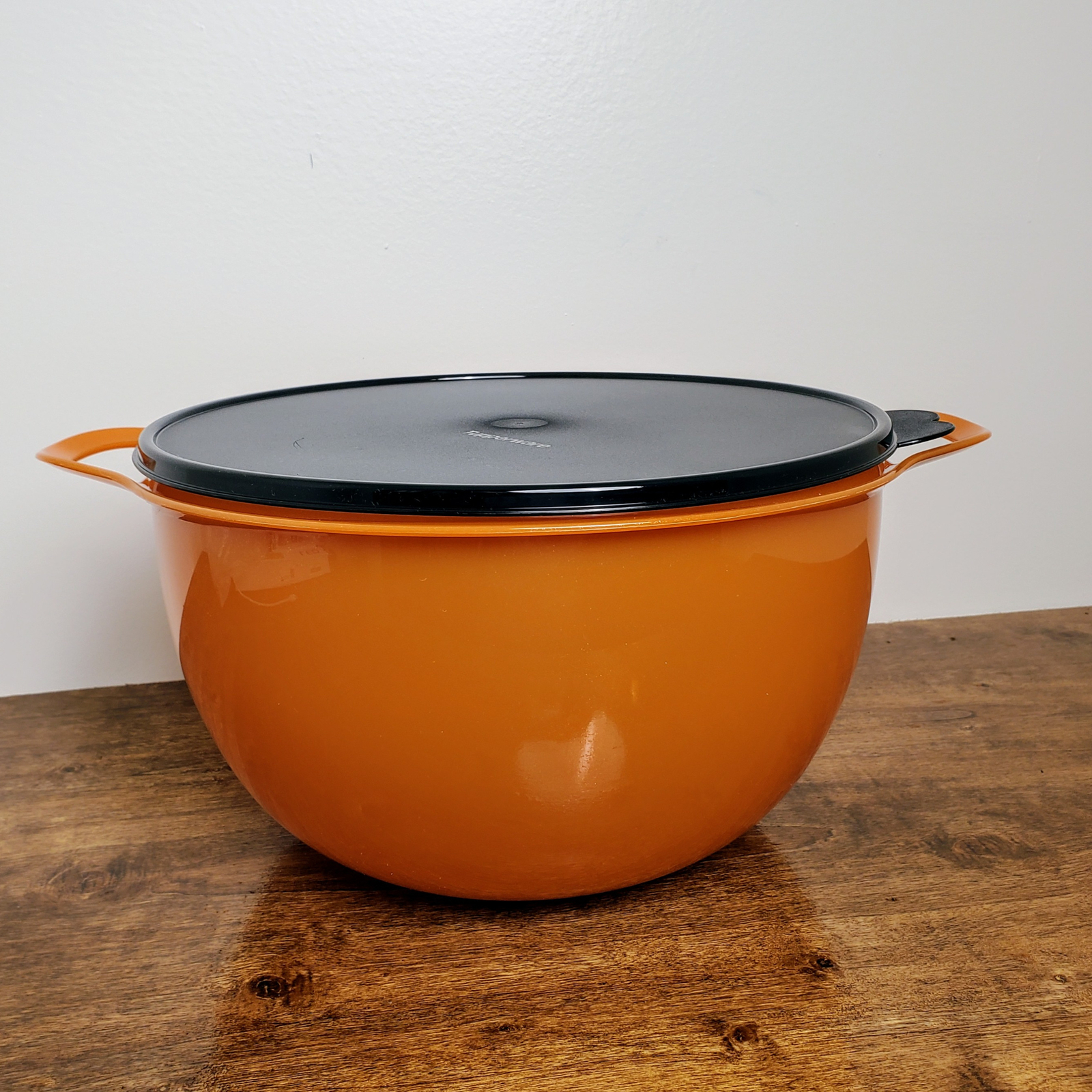 New TUPPERWARE Large Mega Glitter THATSA Bowl Orange, Black Seal 42 cup #5377