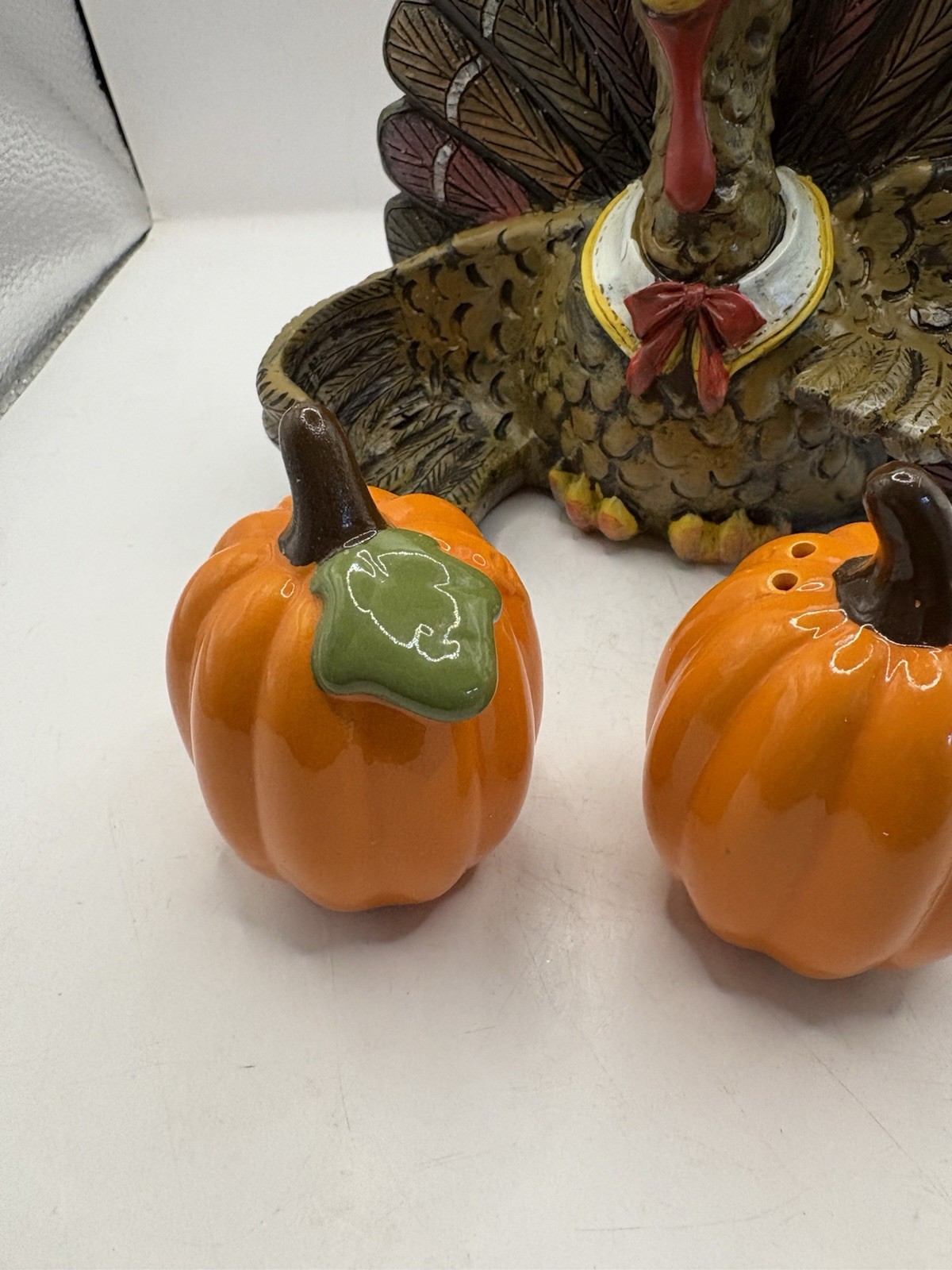 Thanksgiving Dinner Table Turkey Napkin Holder W/ Pumpkin Salt Pepper ShakersNEW