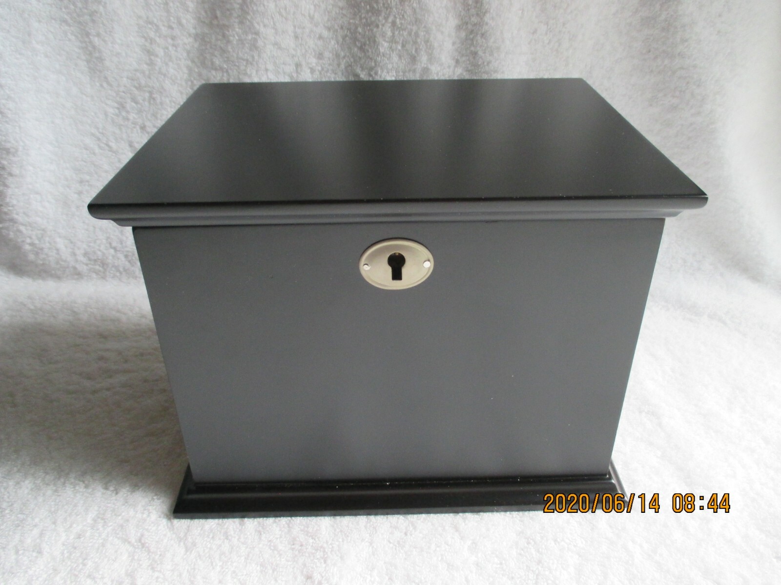 Vintage Things Remembered Wood Keepsake Box 8-3/4″L x 6-3/4″W x 6-1/2″H No Key