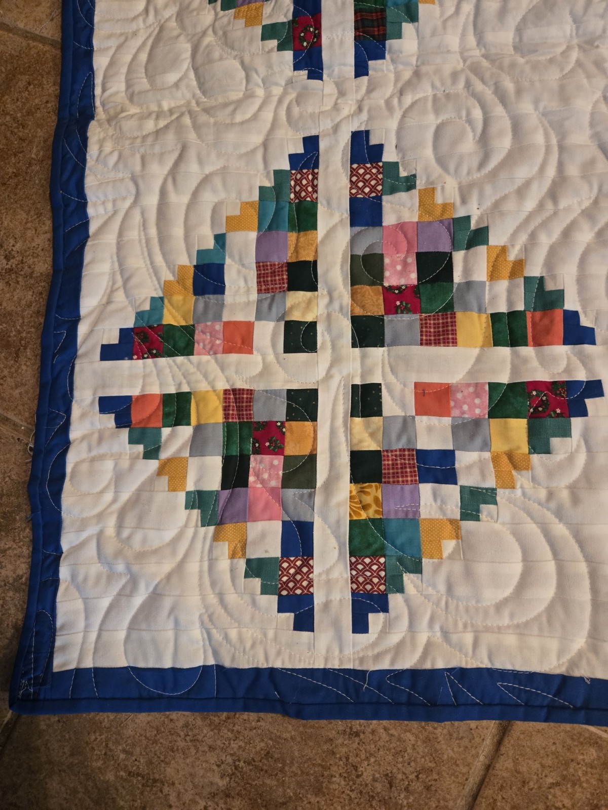 QUILT. HAND MADE. AMERICAN PATCHWORK. INTRICATE MACHINE STITCHING