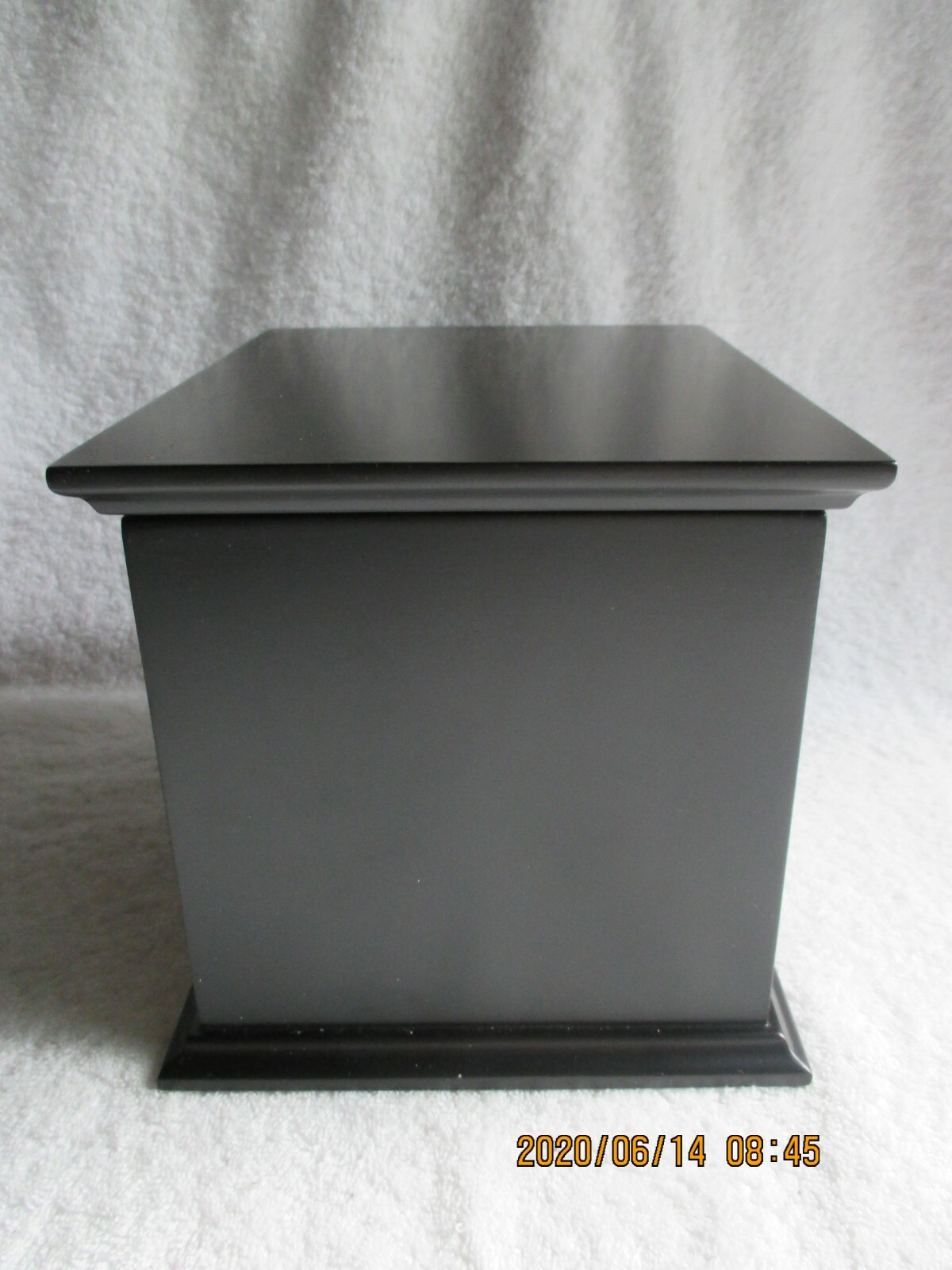 Vintage Things Remembered Wood Keepsake Box 8-3/4″L x 6-3/4″W x 6-1/2″H No Key