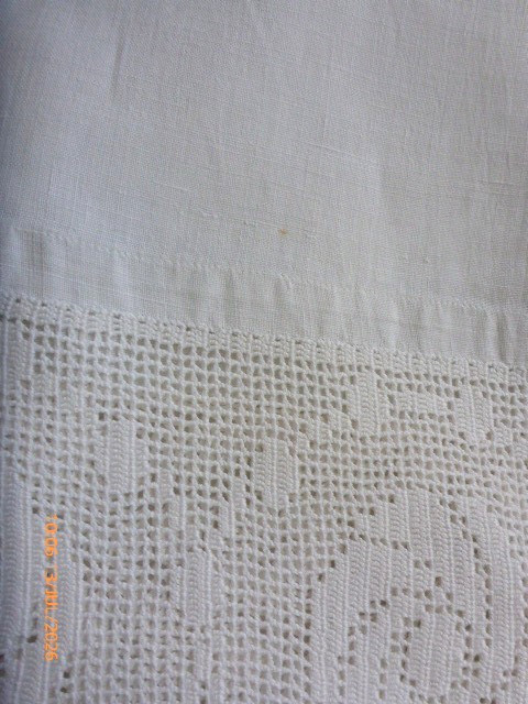 ☘️Antique Irish Linen Bed Sheet with Crochet Detail 76″ x 104″