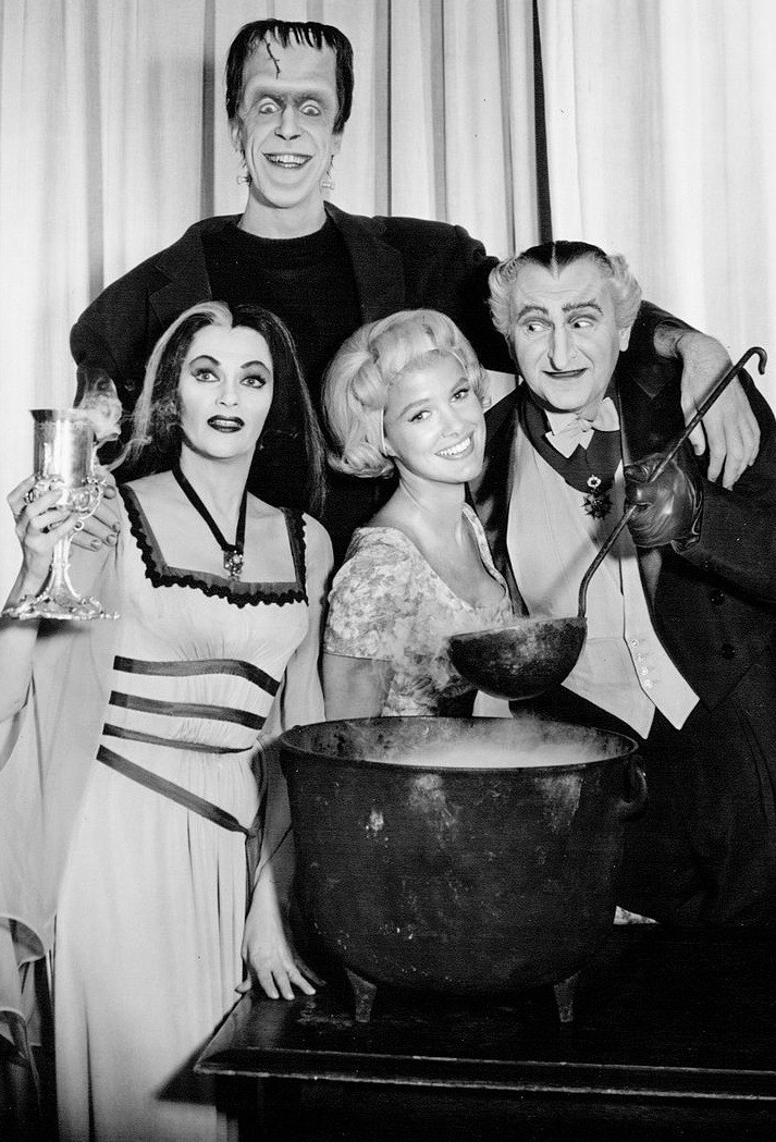 THE MUNSTERS *2X3 FRIDGE MAGNET* SITCOM MONSTER MOVIE HERMAN EDDIE GRANDPA TV