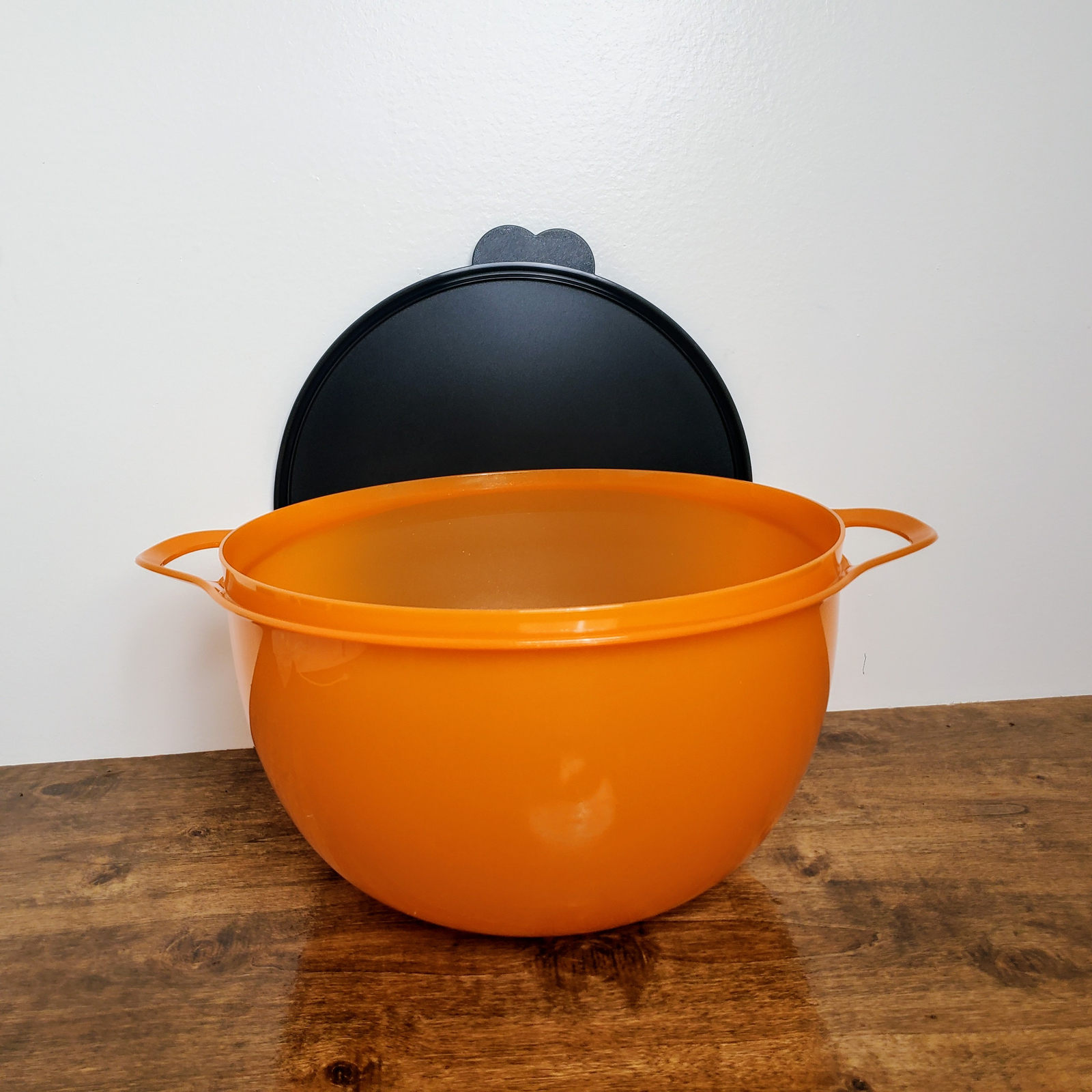 New TUPPERWARE Large Mega Glitter THATSA Bowl Orange, Black Seal 42 cup #5377
