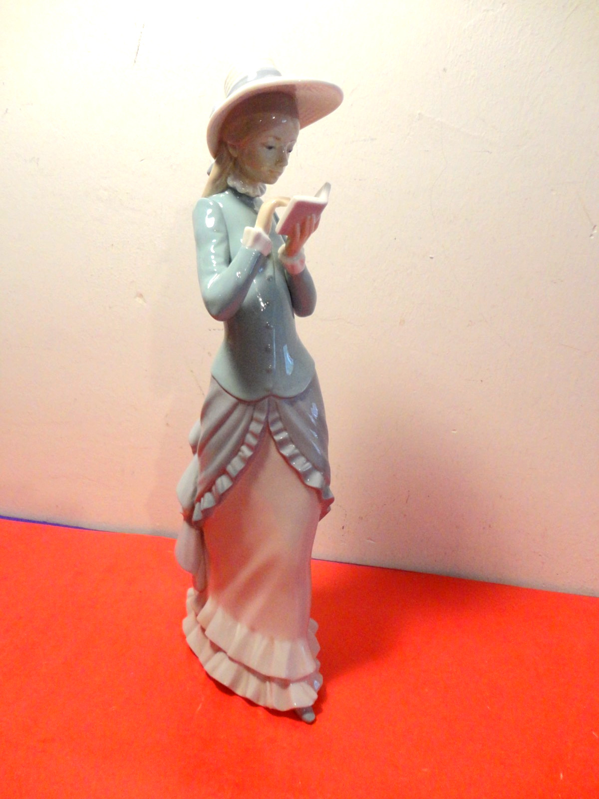 Lladro “Reading” # 5000 Porcelain figurine Made in Spain (14 by 6″)
