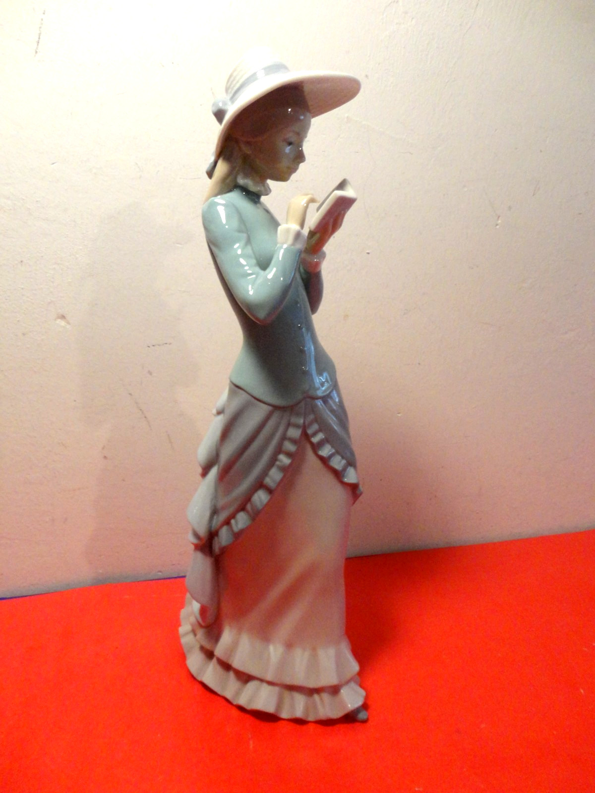 Lladro “Reading” # 5000 Porcelain figurine Made in Spain (14 by 6″)