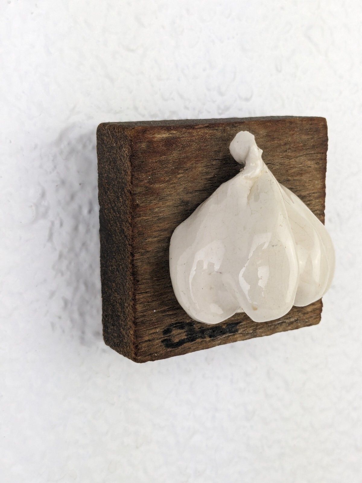 Carol Cline Signed Handcrafted Ceramic Garlic Vegetable on Barn Wood 2.25”