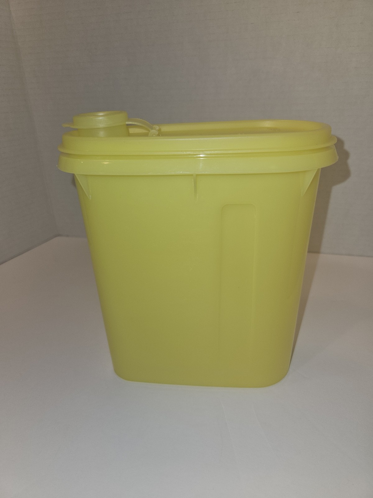 Tupperware Vintage 1 qt Store & Pour Pitcher #792–1 Yellow Container With Lid