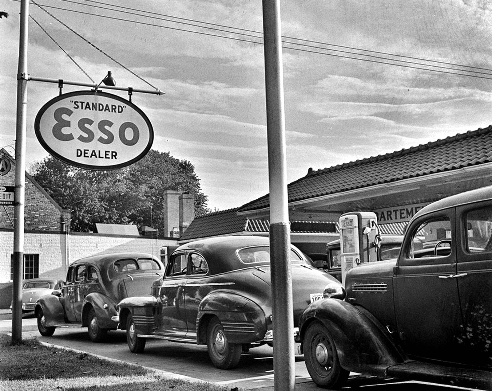 1942 WAR TIME GAS LINES Washington DC ESSO GAS STATION Photo (198-S)