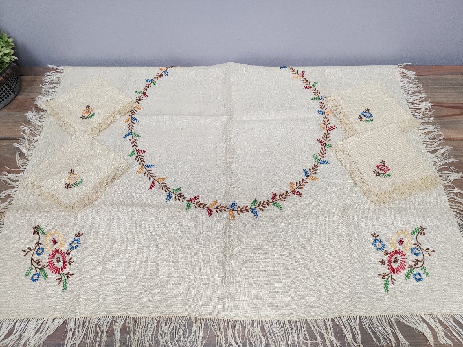 Vintage Table Linen Hand Embroidered Tablecloth 32″x32″ 4 Napkins