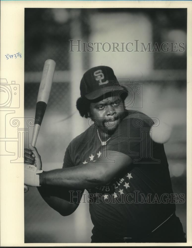 1988 Press Photo A softball player batters up at County park – mjt15135
