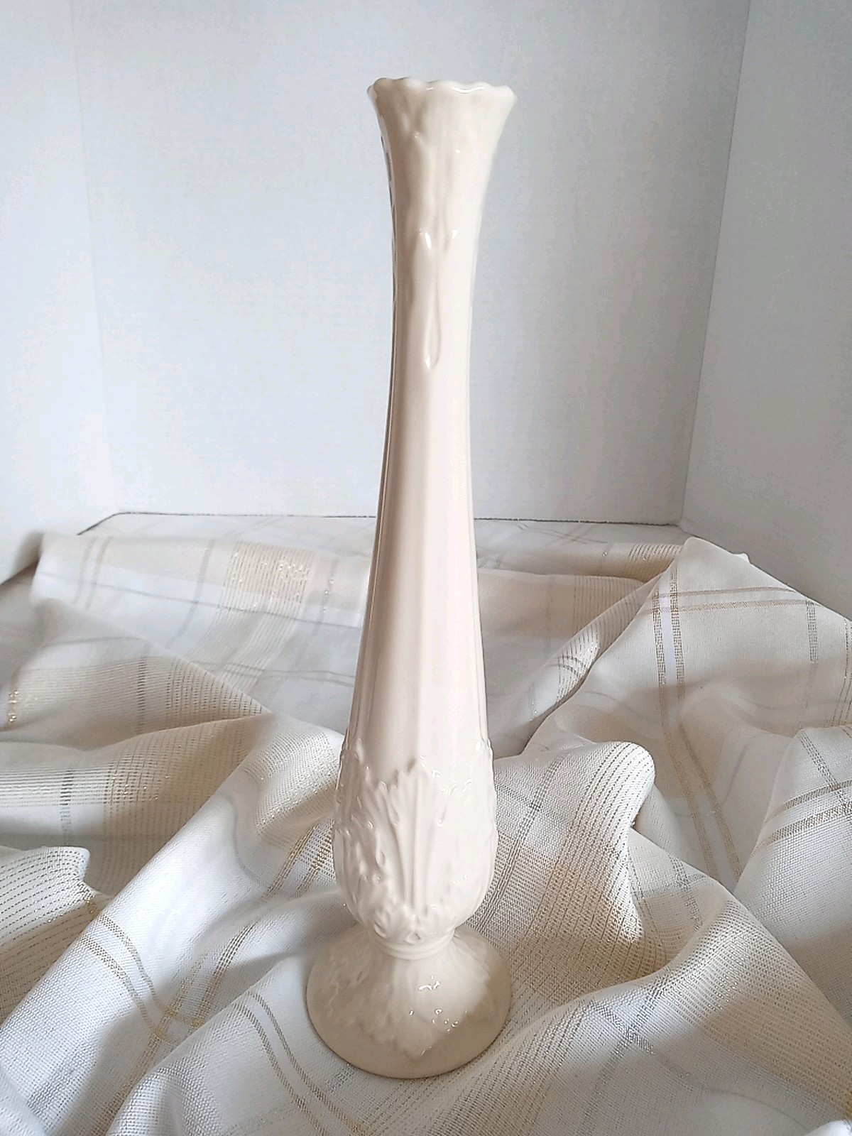 Lenox Florentine Ivory Budvase Embossed Leaf Design Scalloped Edge 10.75 In Tall