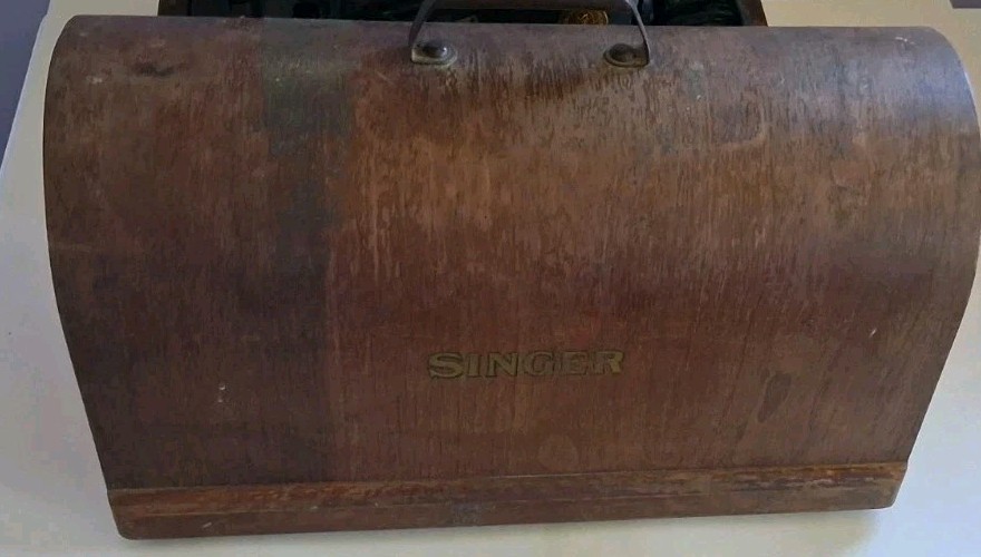 1940’s Singer Sewing Machine w/ Bentwood Case / Cord Is Not Attached But Include
