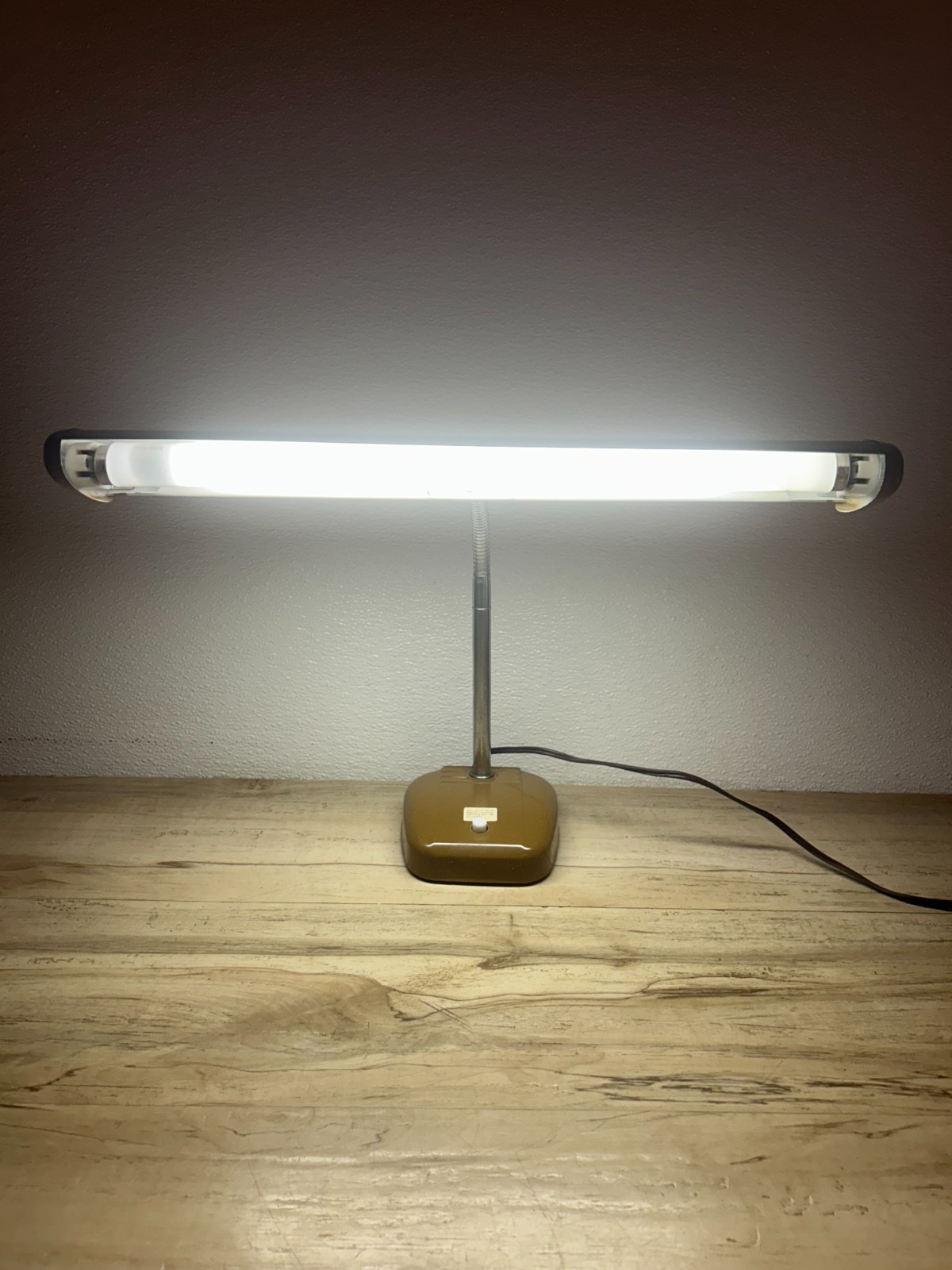 Vtg Underwriters Laboratories Portable Bankers Desktop Metal Fluorescent Light
