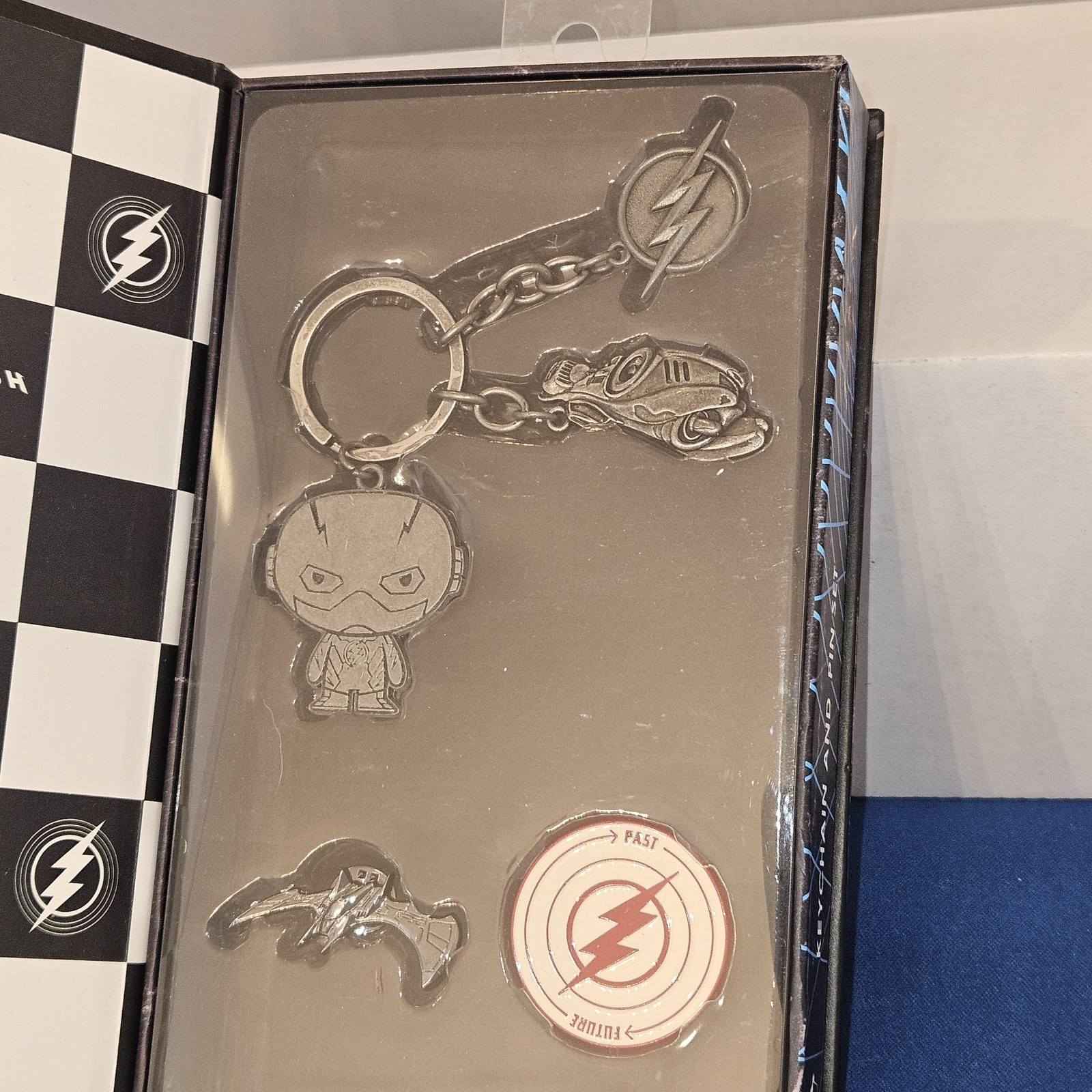 Factory Entertainment Flash Batman Keychain & Pin Set Silver CHS Exclusive DC