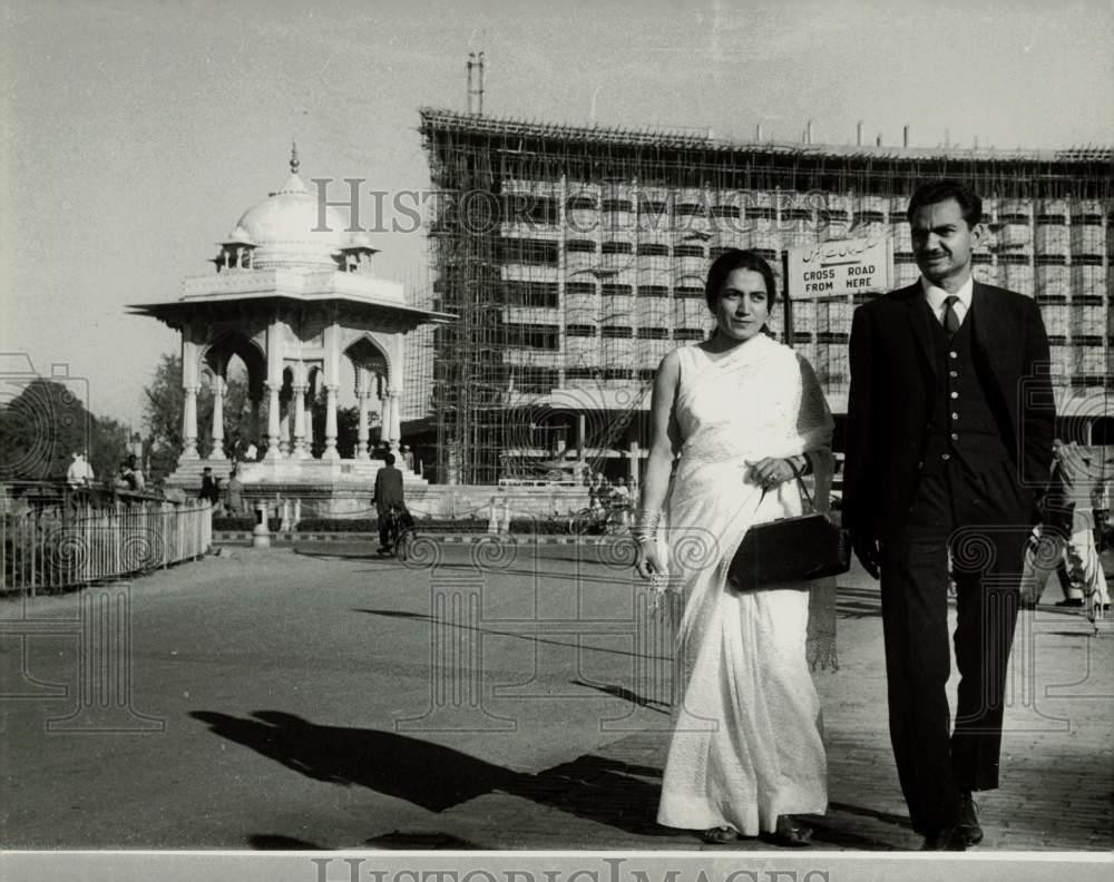 1966 Press Photo Couple at Moghul Monument Construction in Lahore, Pakistan