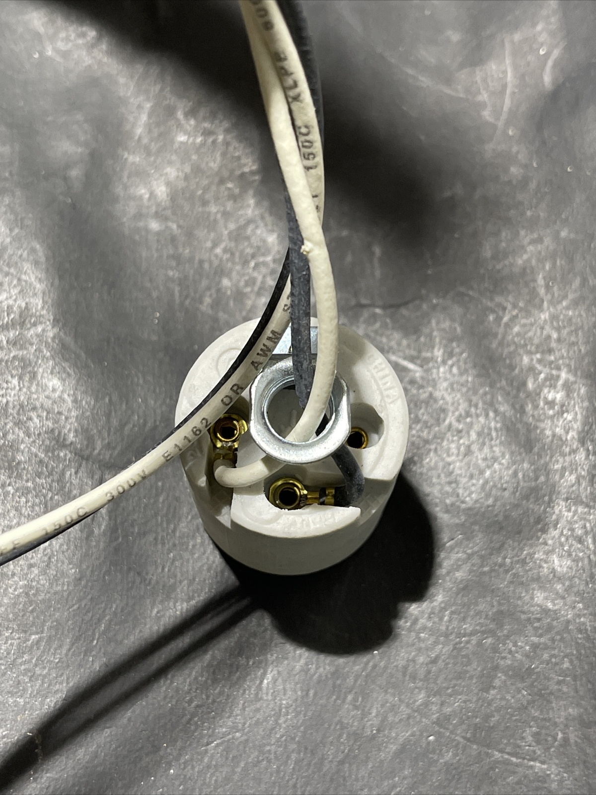 New Keyless Medium Base E26 Porcelain Socket With 18″ Lead Wires And Hickey