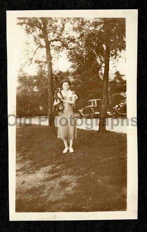 WOMAN POLKA DOT DRESS DOG BOSTON TERRIER YARD CARS OLD/VINTAGE PHOTO- J360