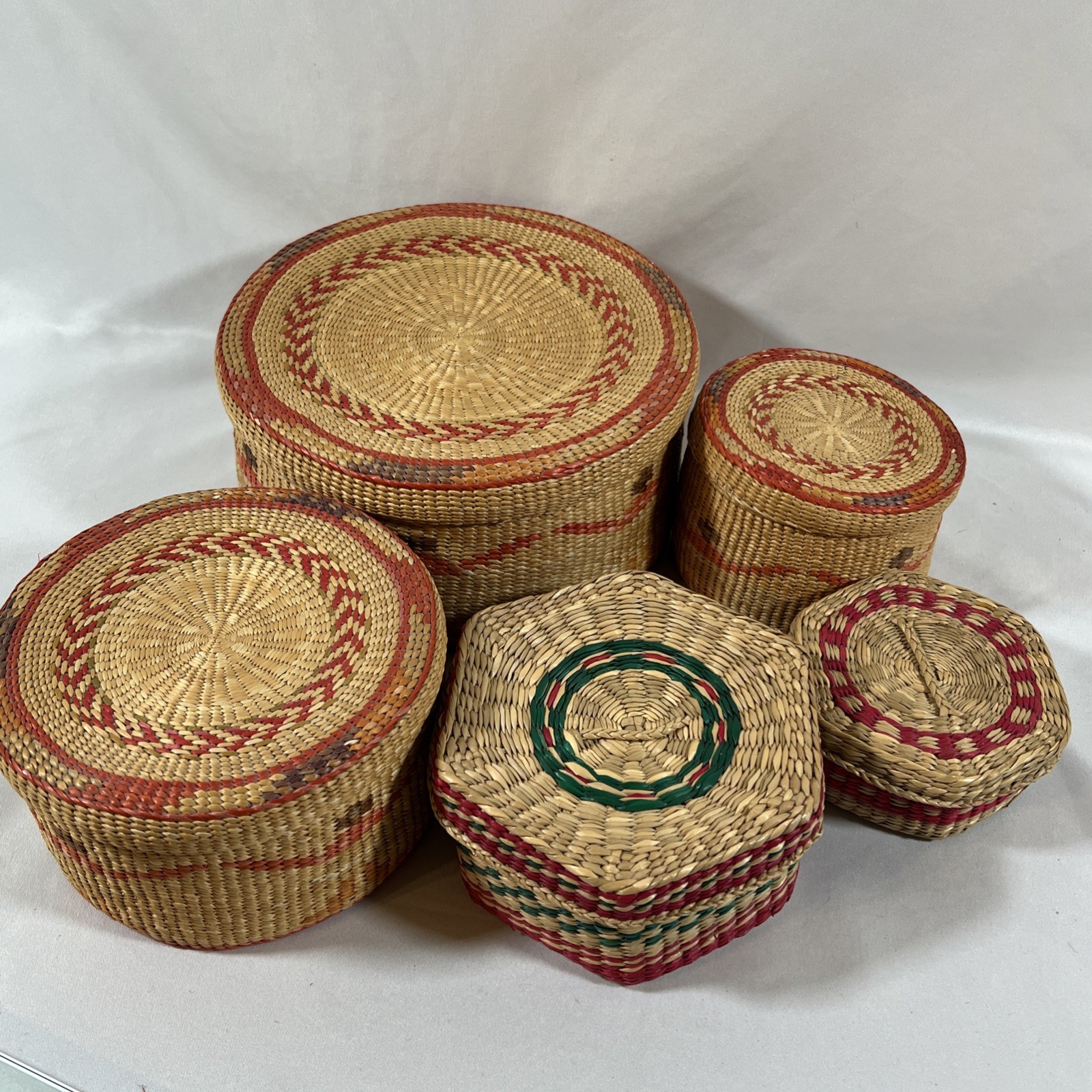 Vintage Woven Basket Bins w/ Lids Grass Set of 5 Nesting Storage Sewing Trinket