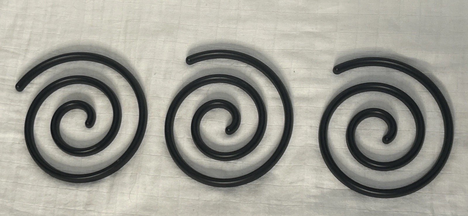 New Good Thing Trivets Set of 3 Round Cooling Plates Swirl Design 5” Black Cater