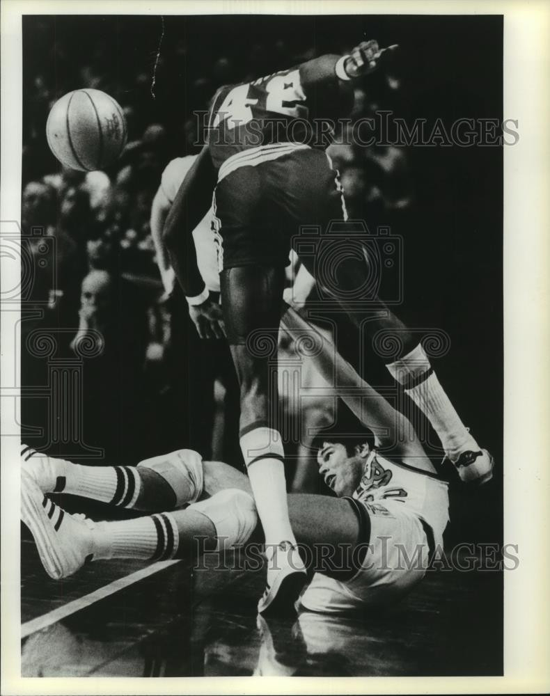 Press Photo Dave Meyers and an opposing player in UCLA Bruins basketball game.