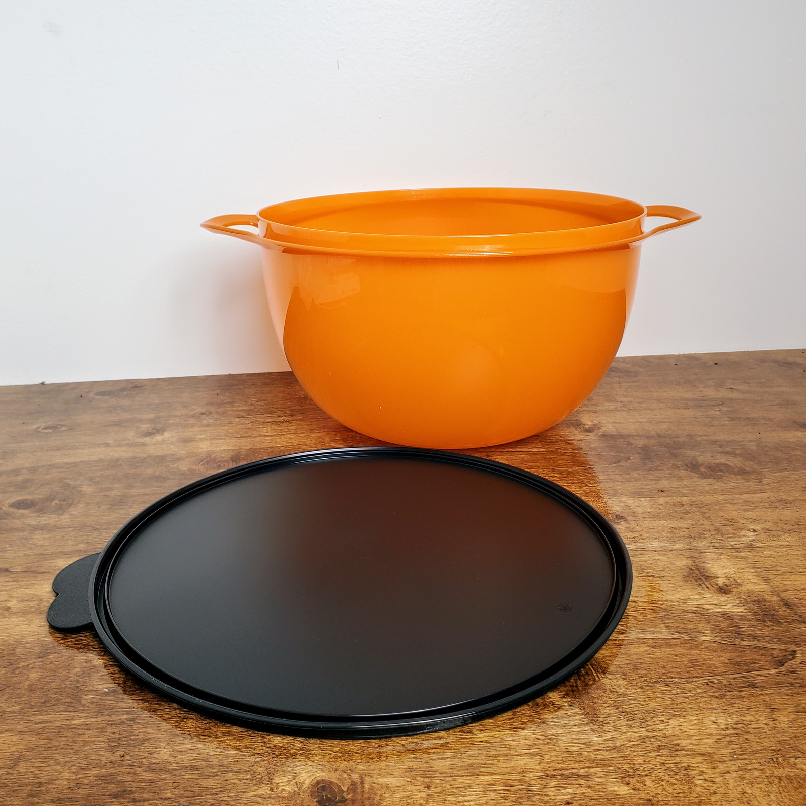 New TUPPERWARE Large Mega Glitter THATSA Bowl Orange, Black Seal 42 cup #5377