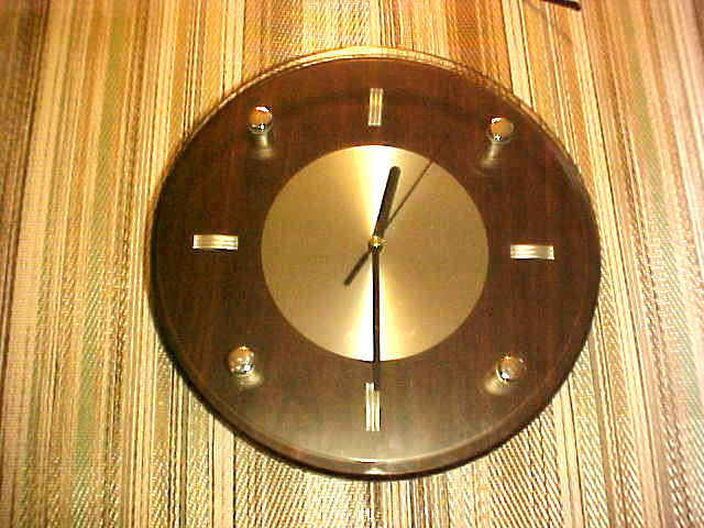 ART DECO WALL CLOCK, 10 3/4 IN. DIAMETER, BATTERY OPERATED, GLASS FRONT, WORKING