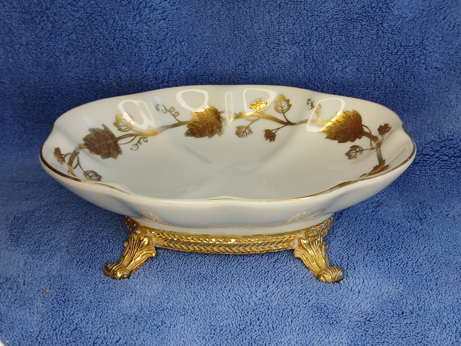 Vintage Stylebuilt Footed Ormolu Gold Gilt Porcelain Soap Dish w/Gold Leaves