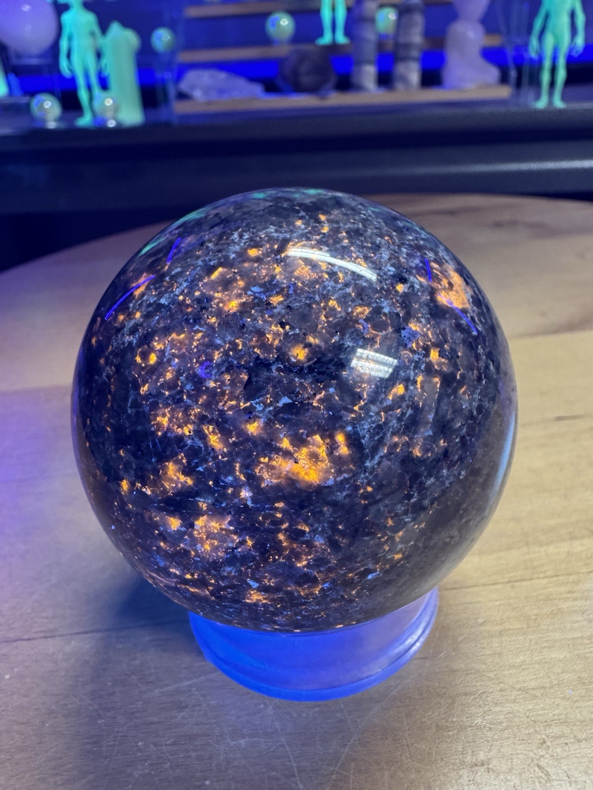 7368 Yooperlite Polished Sphere Uv Reactive 64mm 2.6”DIA Wt. 13 Oz.
