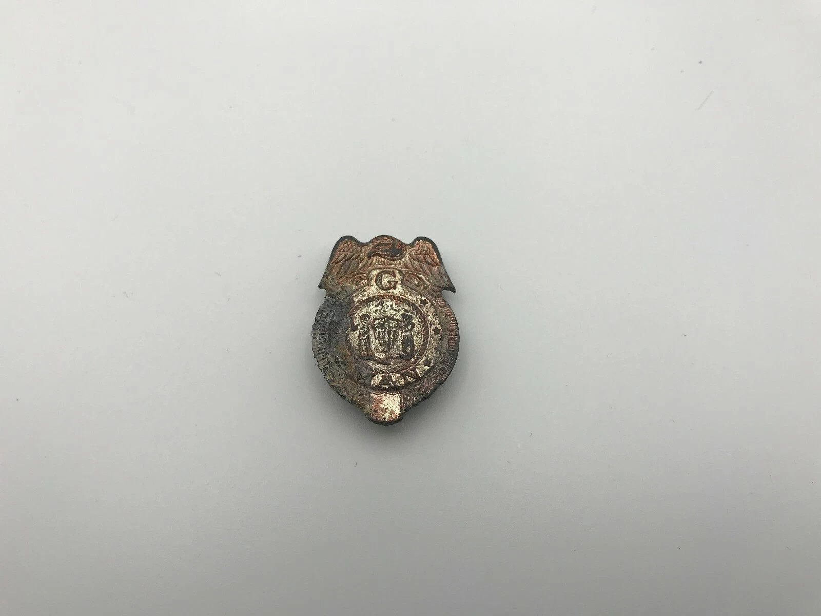 G-Man Badge Buttonhole Pin Lapel Button Stud Bad Rough Poor 1″ x 1-3/8″ Vintage